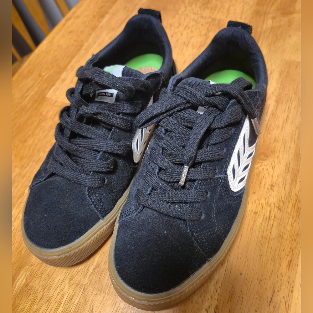 Cariuma Black and Green Sneakers with‎ Modern Comfort